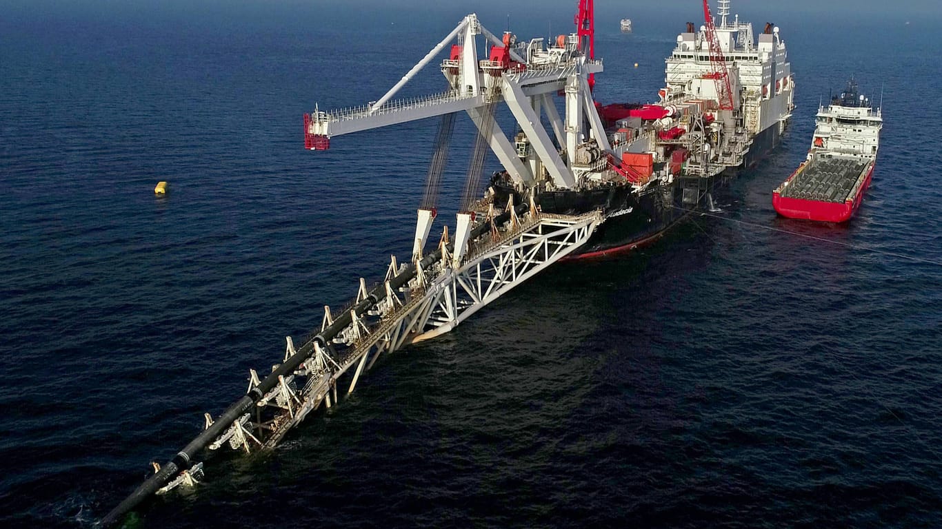 Die "Audacia" in der Ostsee: Das Verlegeschiff des Offshore-Dienstleisters Allseas verlegte in der Ostsee vor der Insel Rügen Rohre für die Gaspipeline Nord Stream 2 (Luftaufnahme mit einer Drohne).