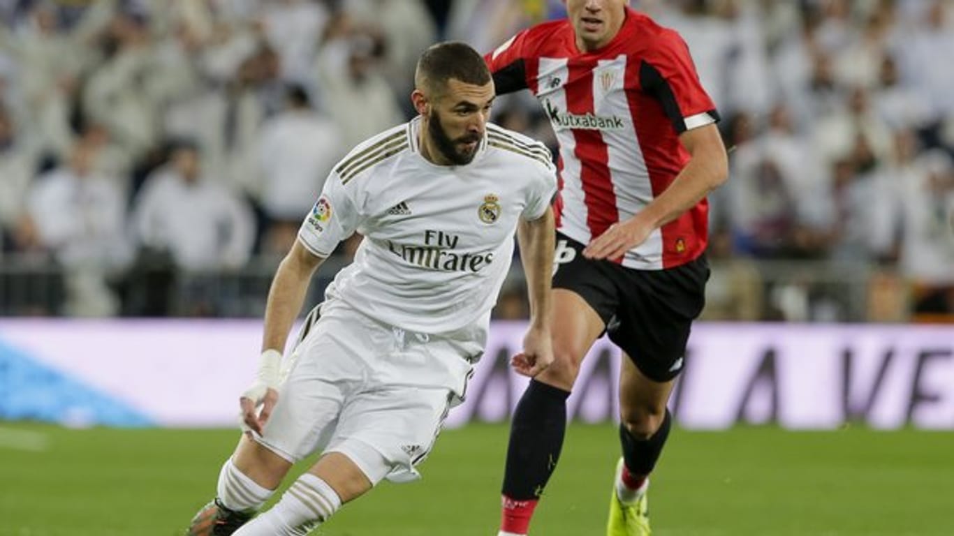 Madrids Karim Benzema (l) läuft mit dem Ball.