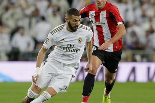 Madrids Karim Benzema (l) läuft mit dem Ball.