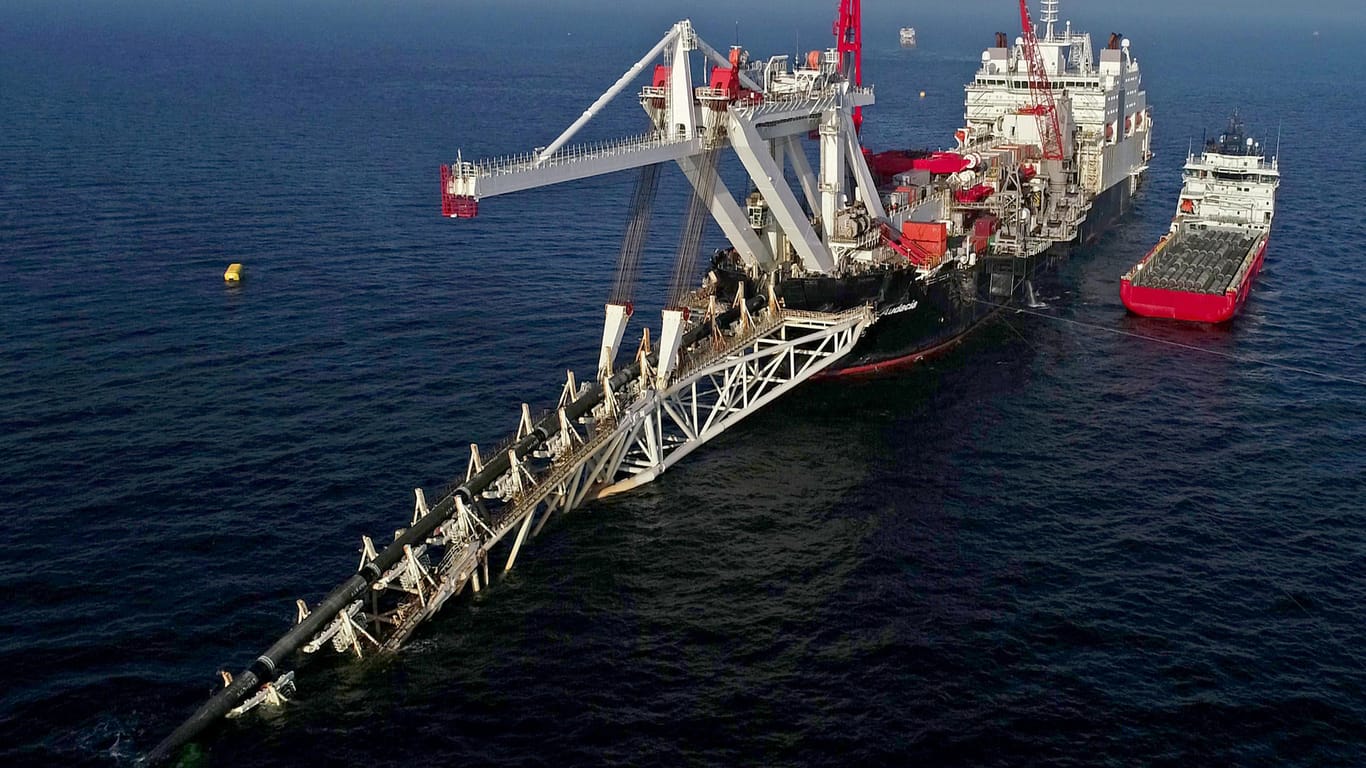 Das Schiff "Audacia" verlegt in der Ostsee Rohre für die Gas-Pipeline Nord Stream 2.