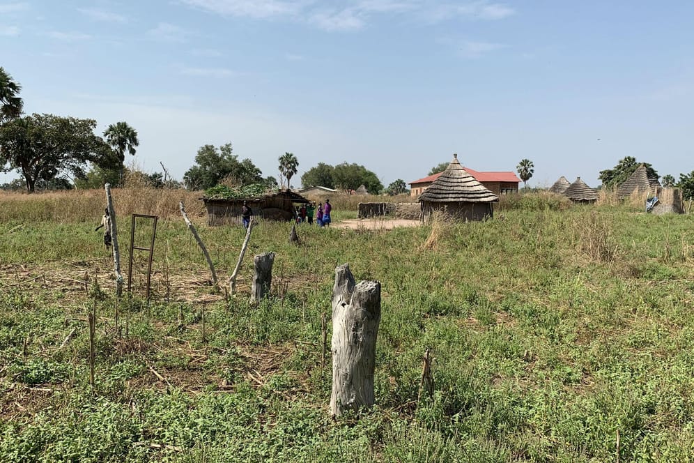 Im Dorf Tharkueng im Norden des Südsudans leben knapp zehntausend Menschen in einfachen Hütten. Vielen fehlt das Nötigste. Die Hütte von Nyamon Piok und ihrer Familie ist hinten rechts.