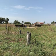 Im Dorf Tharkueng im Norden des Südsudans leben knapp zehntausend Menschen in einfachen Hütten. Vielen fehlt das Nötigste. Die Hütte von Nyamon Piok und ihrer Familie ist hinten rechts.