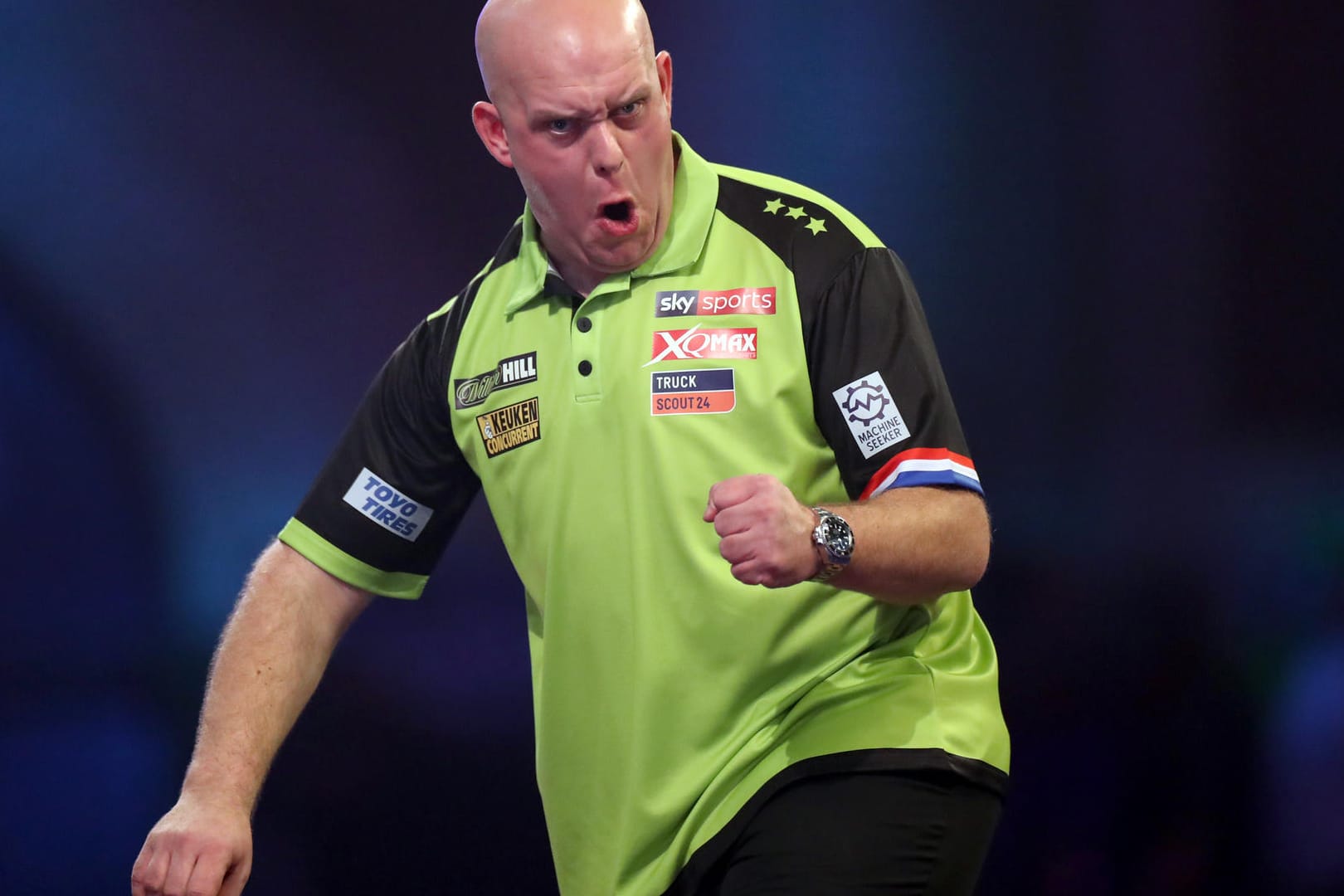 Darts-WM 2020: Michael van Gerwen jubelt während des Spiels.