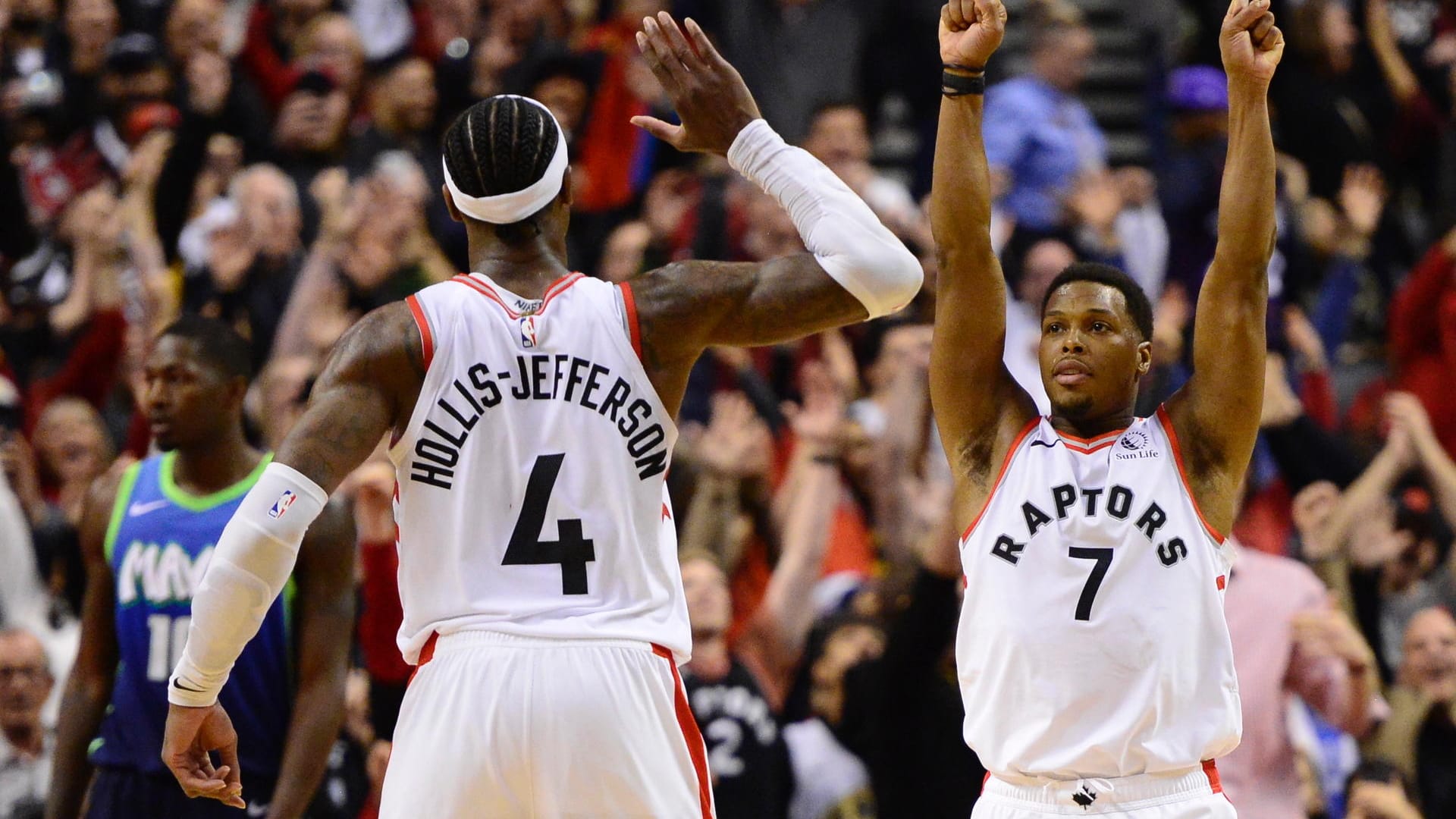 Kyle Lowry (r) von den Toronto Raptors und Teamkollege Rondae Hollis-Jefferson jubeln über ihren Sieg.