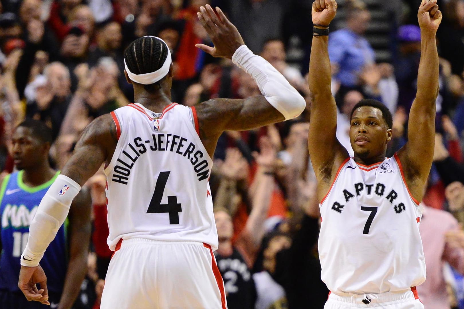 Kyle Lowry (r) von den Toronto Raptors und Teamkollege Rondae Hollis-Jefferson jubeln über ihren Sieg.