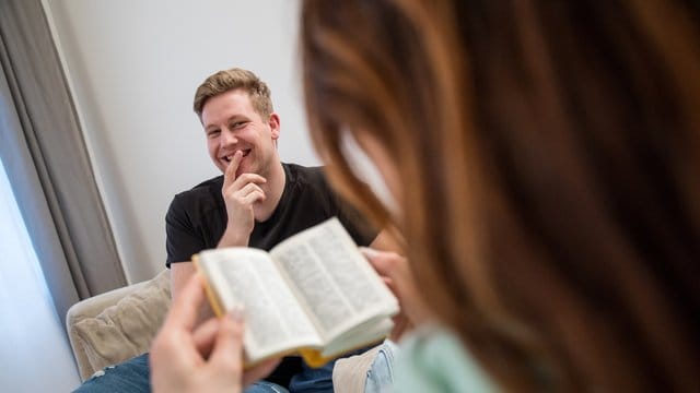 Aus einem Sprachtandem kann Freundschaft werden: Die beste Voraussetzung, um eine Fremdsprache regelmäßig zu sprechen. Aus einem Sprachtandem kann Freundschaft werden: Die beste Voraussetzung, um eine Fremdsprache regelmäßig zu sprechen.