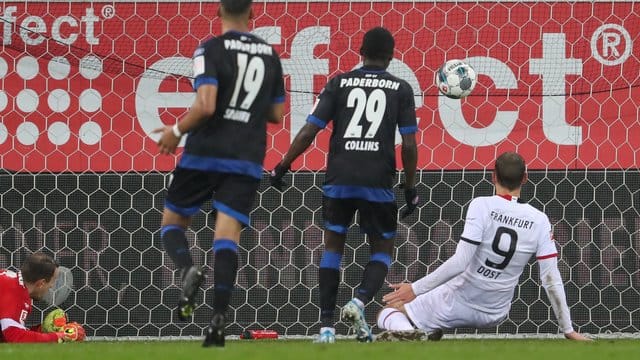 Paderborns Torwart Leopold Zingerle (l) kann den Treffer zum 2:1 durch Frankfurts Bas Dost (r) nicht mehr verhindern.