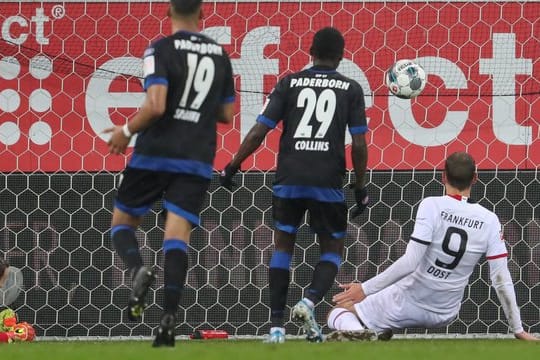 Paderborns Torwart Leopold Zingerle (l) kann den Treffer zum 2:1 durch Frankfurts Bas Dost (r) nicht mehr verhindern.