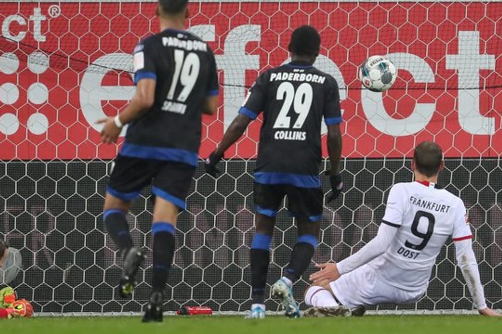Paderborns Torwart Leopold Zingerle (l) kann den Treffer zum 2:1 durch Frankfurts Bas Dost (r) nicht mehr verhindern.