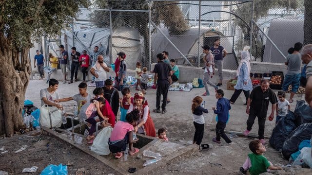 Migranten im Flüchtlingslager Moria auf der griechischen Insel Lesbos. Migranten im Flüchtlingslager Moria auf der griechischen Insel Lesbos.