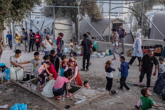 Migranten im Flüchtlingslager Moria auf der griechischen Insel Lesbos.
