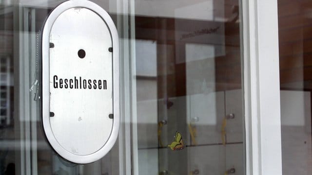Geschlossen: Das Kassenhäuschen eines Schwimmbades in Duisburg.