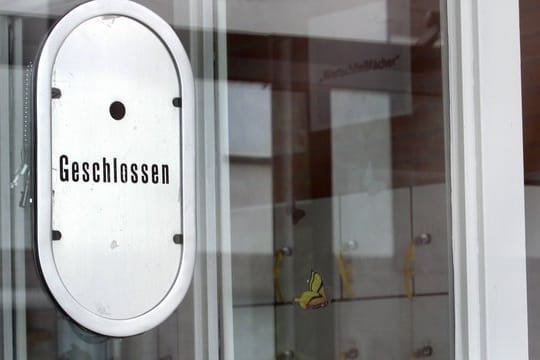 Geschlossen: Das Kassenhäuschen eines Schwimmbades in Duisburg.