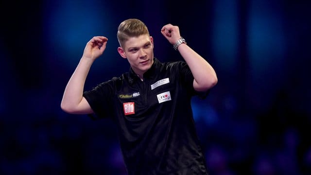Der 22-jährige Nico Kurz trifft auf Luke Humphries.