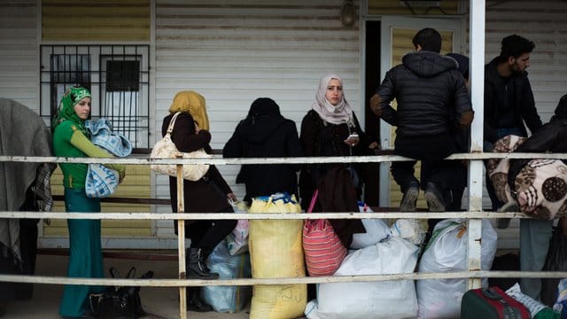 Syrische Migranten warten darauf, im türkischen Flüchtlingslager Kilis aufgenommen zu werden. Syrische Migranten warten darauf, im türkischen Flüchtlingslager Kilis aufgenommen zu werden.
