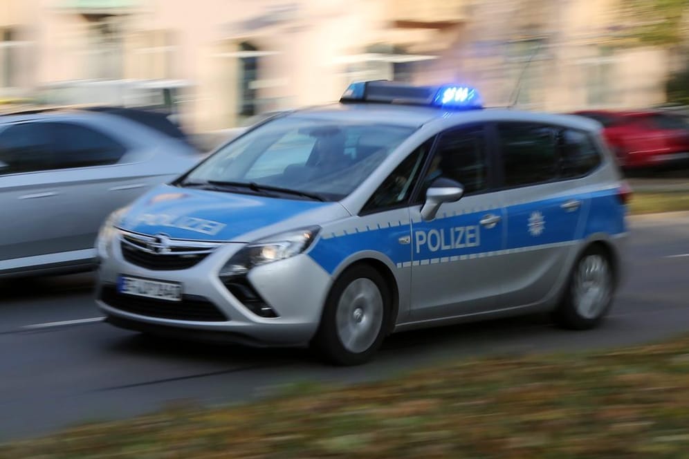 Ein Polizeiauto im Einsatz: Der Einbrecher floh nach dem Einbruch zu Fuß (Symbolbild).
