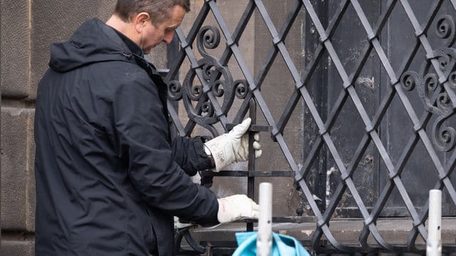 Ein Mitarbeiter einer Restaurierungsfirma arbeitet an dem bei einem Einbruch durchtrennten Gitterfenster des Grünen Gewölbes. Ein Mitarbeiter einer Restaurierungsfirma arbeitet an dem bei einem Einbruch durchtrennten Gitterfenster des Grünen Gewölbes.