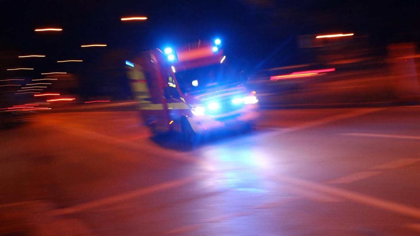 Ein Rettungswagen im Einsatz (Symbolbild): Eine Person wurde bei dem Unfall eingeklemmt und musste von der Feuerwehr befreit werden.