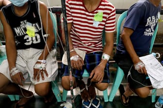 Patienten auf den Philippinen mit Infusionen nach dem Genuss des giftigen Likörs: Das Getränk hatte wahrscheinlich eine viel zu hohe Methanol-Konzentration.