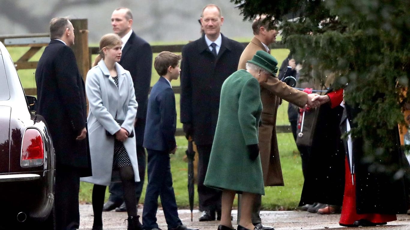 Gottesdienst in Sandringham: Begleitet wird die Queen von Prinz Edward und seiner Familie.