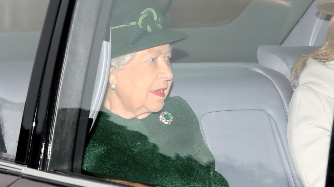 Die Queen auf dem Weg zum Gottesdienst: Königin Elizabeth II. ist ohne Prinz Philip unterwegs.