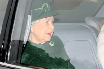 Die Queen auf dem Weg zum Gottesdienst: Königin Elizabeth II. ist ohne Prinz Philip unterwegs.