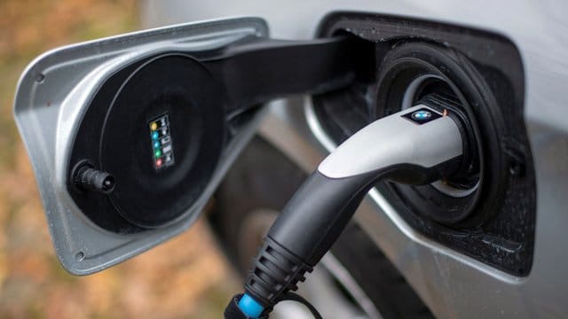 Nur wenige Fahrschulen in Deutschland greifen auf E-Autos zurück, um Schülern das Fahren beizubringen. Nur wenige Fahrschulen in Deutschland greifen auf E-Autos zurück, um Schülern das Fahren beizubringen.