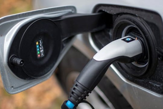 Nur wenige Fahrschulen in Deutschland greifen auf E-Autos zurück, um Schülern das Fahren beizubringen.
