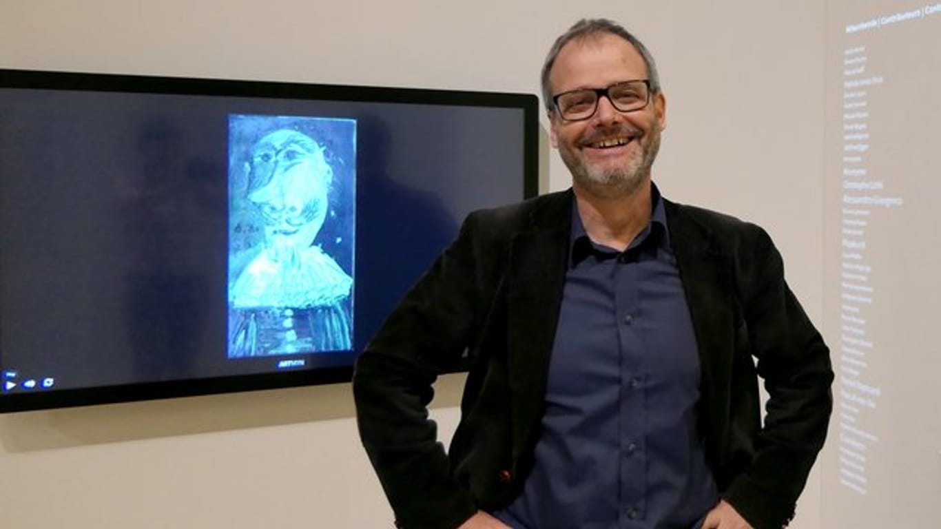 Thomas Soraperra, kaufmännischer Direktor Kunstmuseum Bern - Zentrum Paul Klee, steht im Zentrum Paul Klee vor einem Monitor mit dem Picasso-Gemälde "Büste des Musketiers".
