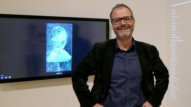 Thomas Soraperra, kaufmännischer Direktor Kunstmuseum Bern - Zentrum Paul Klee, steht im Zentrum Paul Klee vor einem Monitor mit dem Picasso-Gemälde "Büste des Musketiers". Thomas Soraperra, kaufmännischer Direktor Kunstmuseum Bern - Zentrum Paul Klee, steht im Zentrum Paul Klee vor einem Monitor mit dem Picasso-Gemälde "Büste des Musketiers".