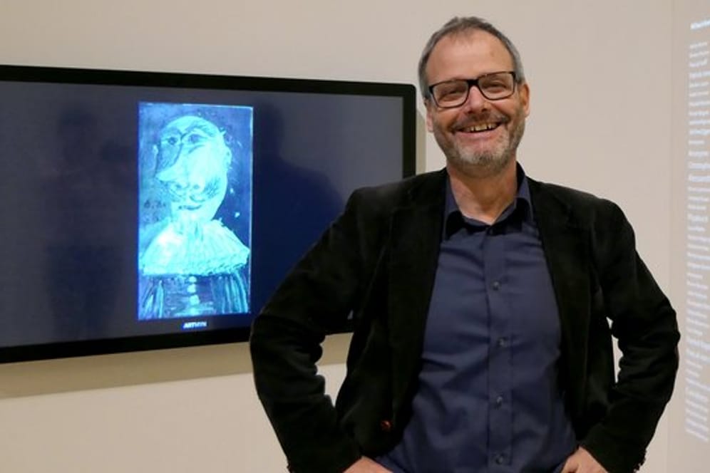 Thomas Soraperra, kaufmännischer Direktor Kunstmuseum Bern - Zentrum Paul Klee, steht im Zentrum Paul Klee vor einem Monitor mit dem Picasso-Gemälde "Büste des Musketiers".