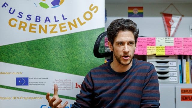 Karlos El-Khatib ist der Leiter des Projektes "Fußball Grenzenlos". Karlos El-Khatib ist der Leiter des Projektes "Fußball Grenzenlos".