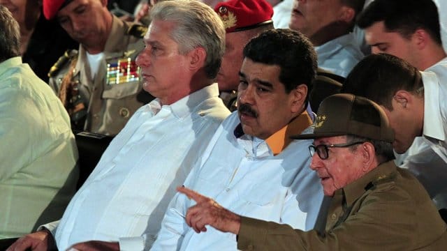 Miguel Diaz-Canel (l), Präsident von Kuba, Nicolas Maduro, Präsident von Venezuela, und Raul Castro, Erster Sekretär der Kommunistischen Partei Kubas, während eines Gipfels in Havanna.