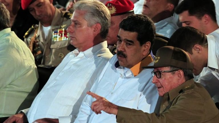 Miguel Diaz-Canel (l), Präsident von Kuba, Nicolas Maduro, Präsident von Venezuela, und Raul Castro, Erster Sekretär der Kommunistischen Partei Kubas, während eines Gipfels in Havanna.