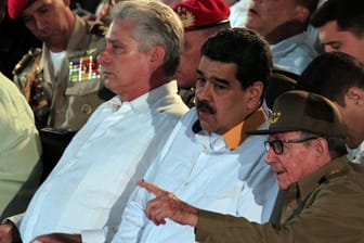 Miguel Diaz-Canel (l), Präsident von Kuba, Nicolas Maduro, Präsident von Venezuela, und Raul Castro, Erster Sekretär der Kommunistischen Partei Kubas, während eines Gipfels in Havanna.