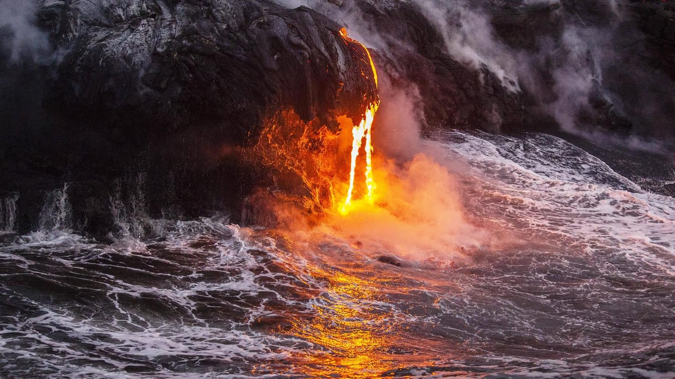Heiße Lava ergießt sich ins Meer: Vor Milliarden Jahren war die Erde erst eine Gluthölle, dann ein Ozean. Die Urform allen Lebens entstand in Dunkelheit, Gas und Hitze – Luca. (Symbolfoto)