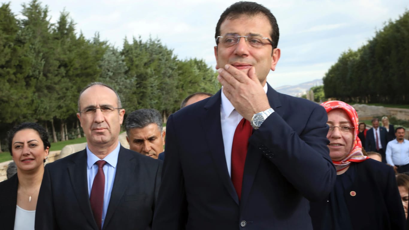 Ekrem Imamoglu (M), neuer Bürgermeister von Istanbul von der oppositionellen Republikanischen Volkspartei (CHP) in der Türkei.