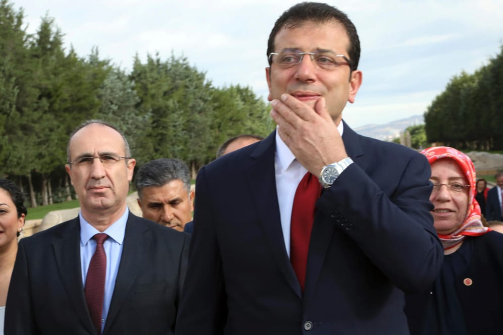 Ekrem Imamoglu (M), neuer Bürgermeister von Istanbul von der oppositionellen Republikanischen Volkspartei (CHP) in der Türkei.