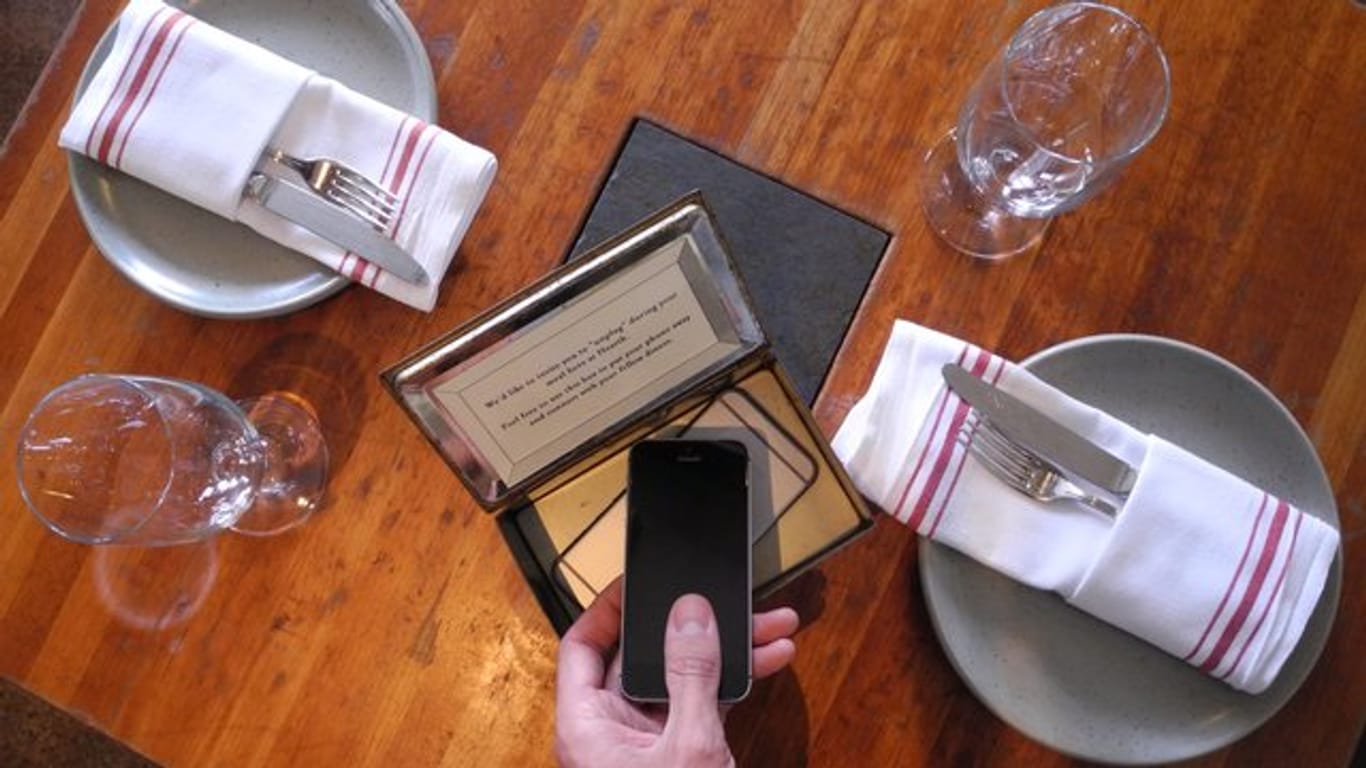 Der Inhaber des Restaurants Hearth möchte seine Gäste anregen, während des Essens auf ihr Handy zu verzichten, und stellt zur Verwahrung des Geräts eine Schatulle bereit.