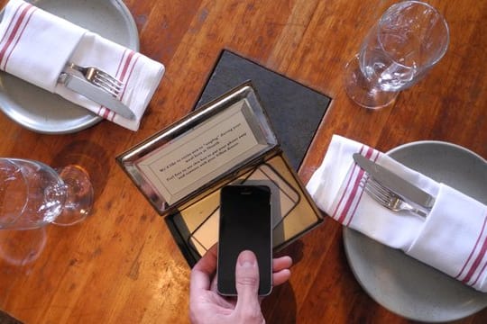 Der Inhaber des Restaurants Hearth möchte seine Gäste anregen, während des Essens auf ihr Handy zu verzichten, und stellt zur Verwahrung des Geräts eine Schatulle bereit.