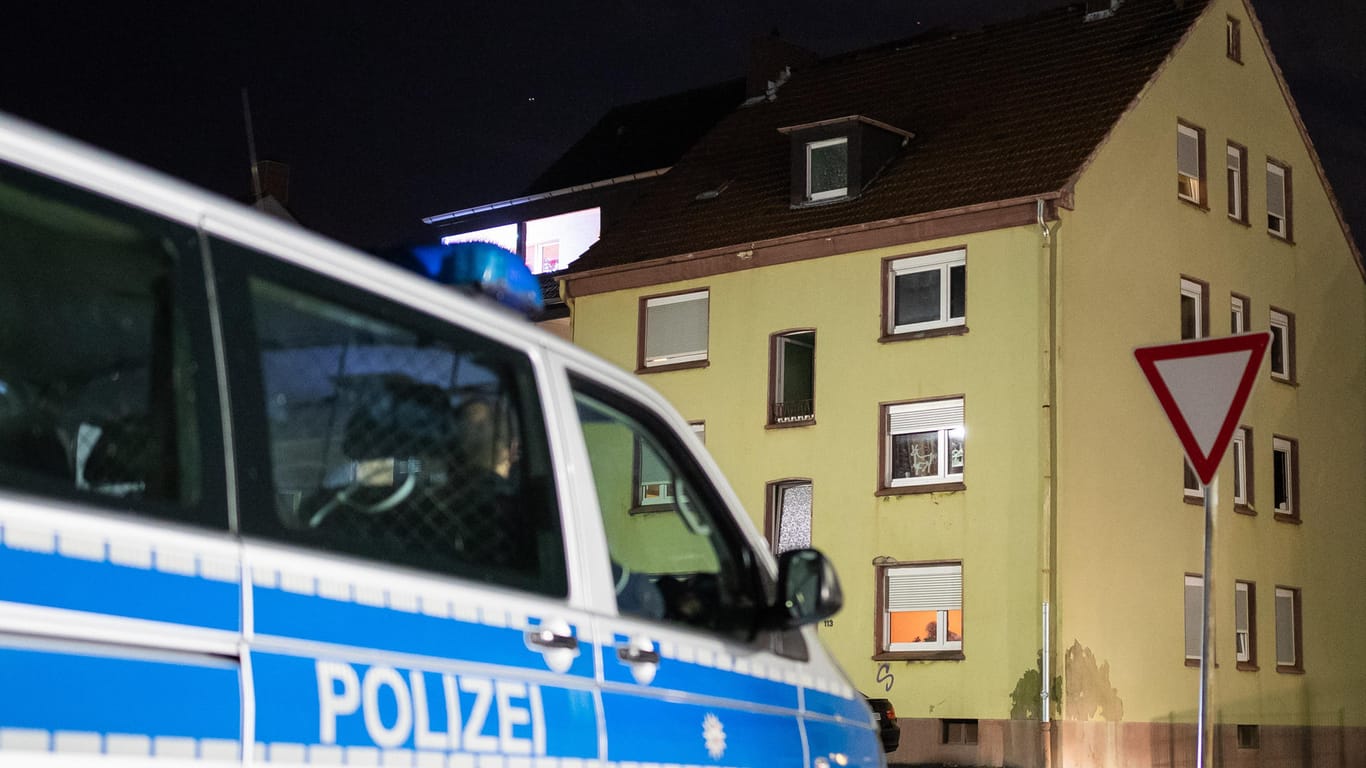 Ein Streifenwagen vor dem Mehrfamilienhaus in Recklinghausen: Hier wurde der vermisste Junge bei einer Hausdurchsuchung gefunden.