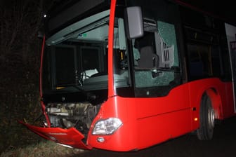 Der beschädigte Bus der Aachener Straßenbahn und Energieversorgungs-AG: Bei der Verfolgung hatte die Polizei auch einen Hubschrauber im Einsatz.