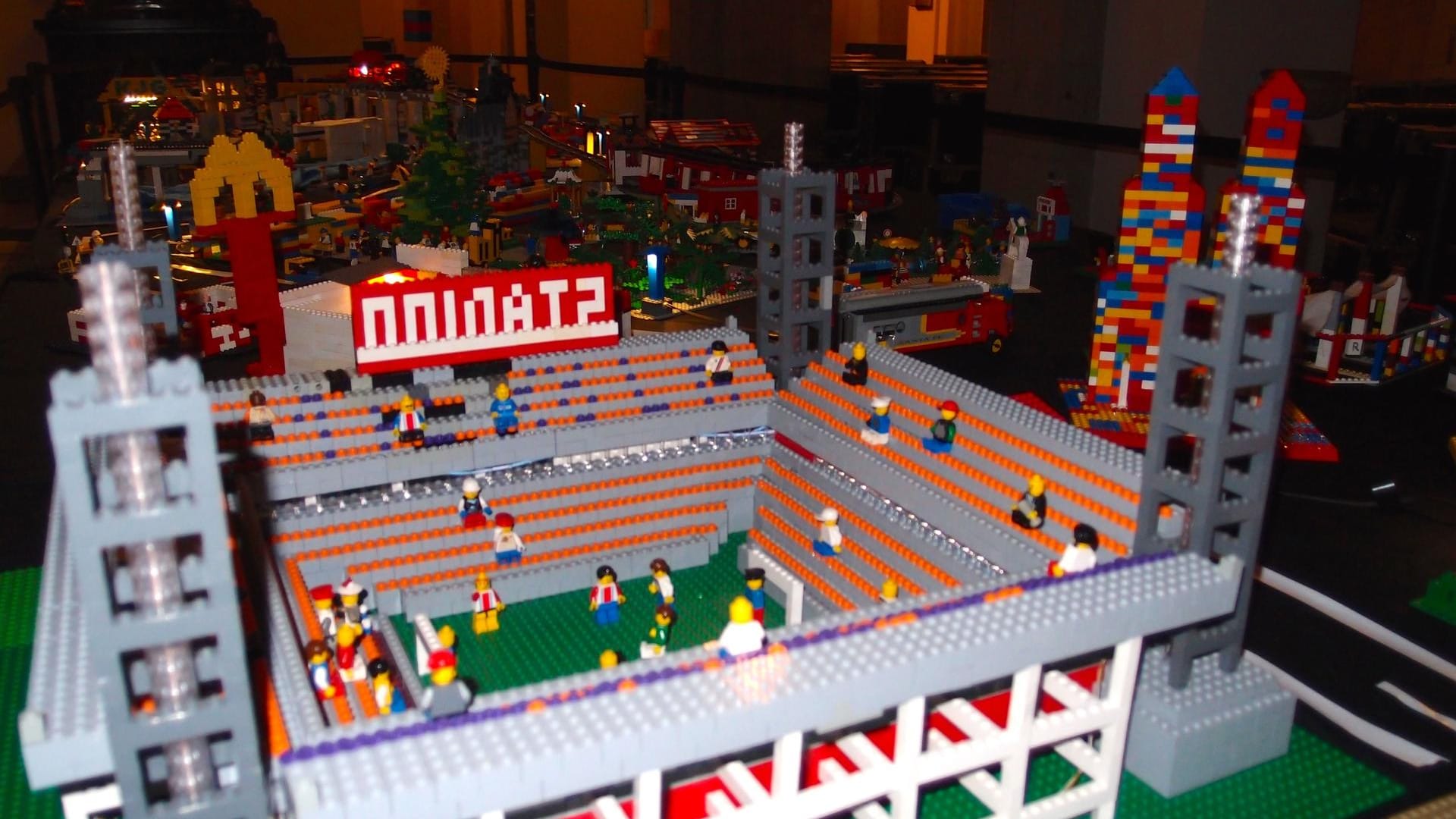 Die Lego-Krippe der Crux-Kirche St. Johann Baptist: Sie zeigt Szenen aus dem Kölner Leben in wichtigen Gebäude der Stadt, wie zum Beispiel das Stadion des 1. FC Köln.