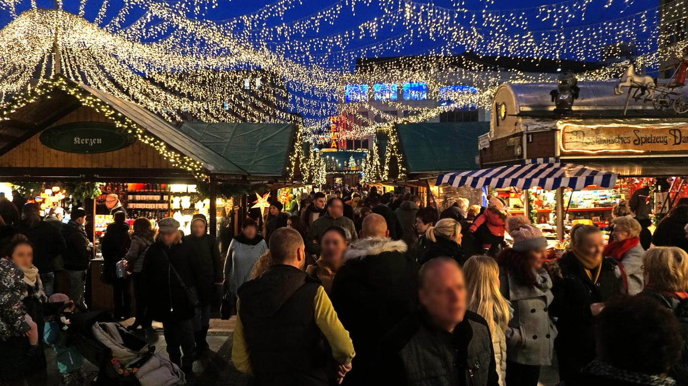 Weihnachtsmarkt im Herzen des Ruhrgebiets Der internationale Weihnachtsmarkt in Essen mit Budenzauber und Lichtern Essen