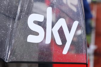 Das Sky-Logo auf einem Regenschirm
