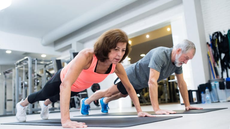 Krafttraining im Alter: Wichtig ist, dass sich untrainierte Muskeln und Knochen langsam an die Belastungen gewöhnen können und nicht überfordert werden.