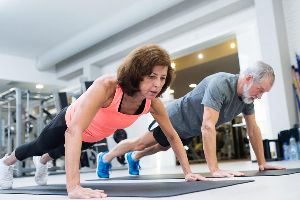 Krafttraining im Alter: Wichtig ist, dass sich untrainierte Muskeln und Knochen langsam an die Belastungen gewöhnen können und nicht überfordert werden.