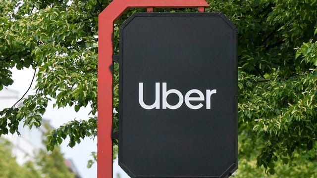 Uber will die Passagiere vor jeder Fahrt nun darüber informieren, welches Beförderungsunternehmen die Tour übernimmt. Uber will die Passagiere vor jeder Fahrt nun darüber informieren, welches Beförderungsunternehmen die Tour übernimmt.