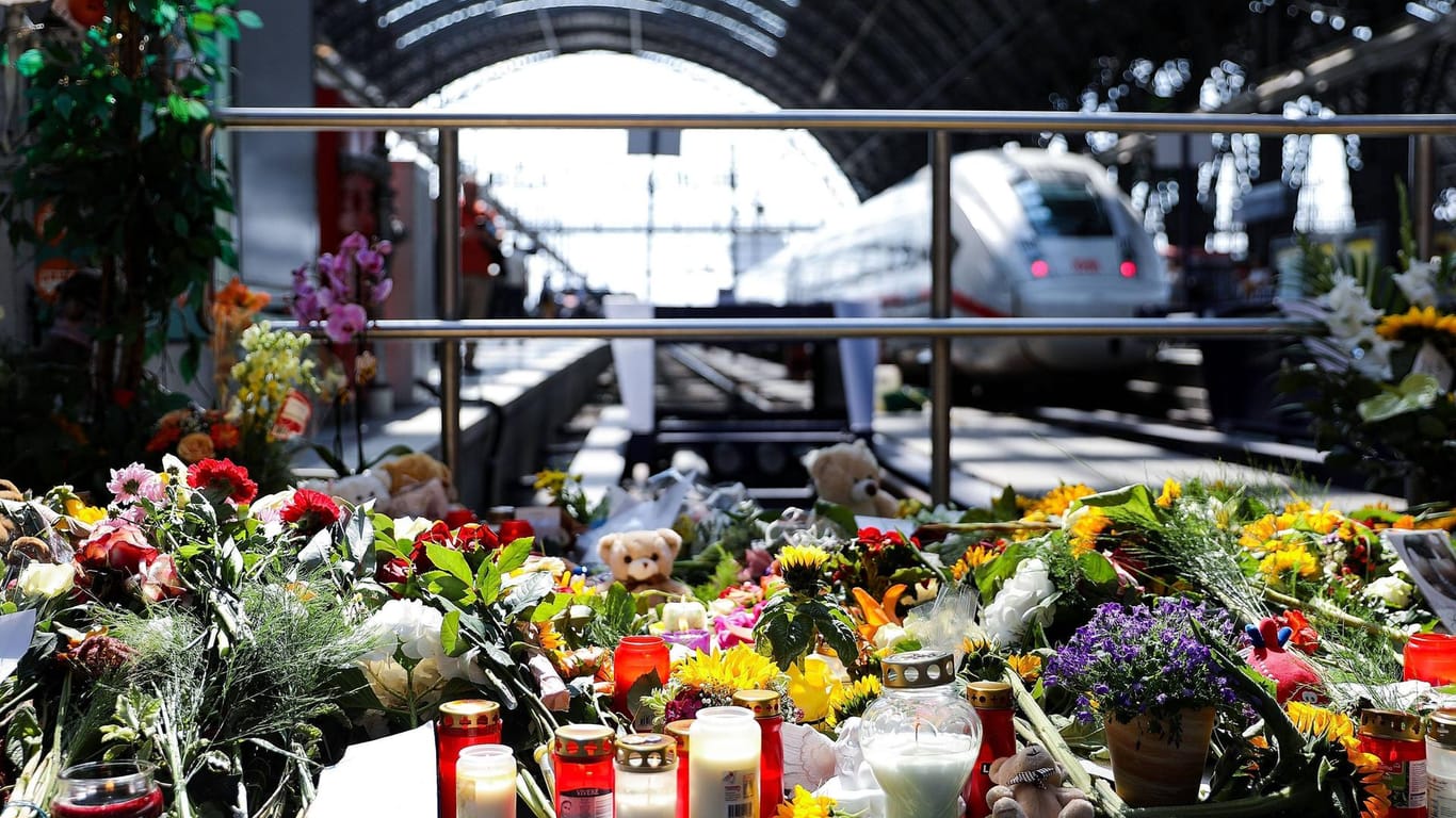 Blumen am Gleis im Frankfurt Hauptbahnhof nach der Tat: Die Mutter konnte sich nach der Attacke noch knapp retten, ihr Sohn starb.