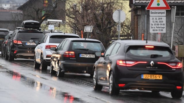 Autos stehen im Stau: Durch die regionalen Fahrverbote sollen Anwohner entlastet werden.